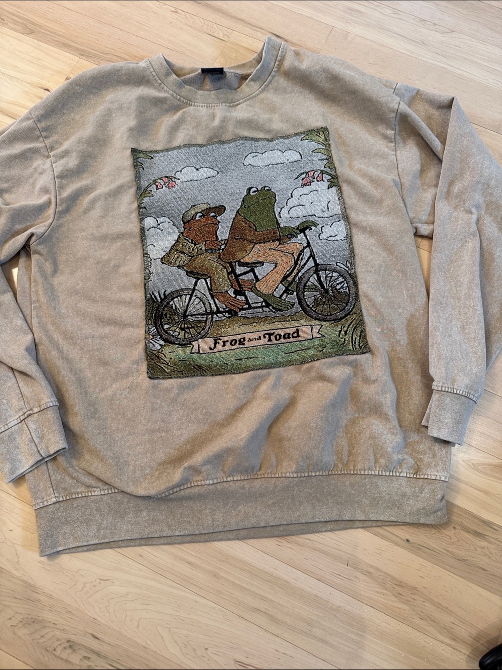 Tan unisex Frog and Toad graphic sweatshirt tapestry-style design-Vintage-L